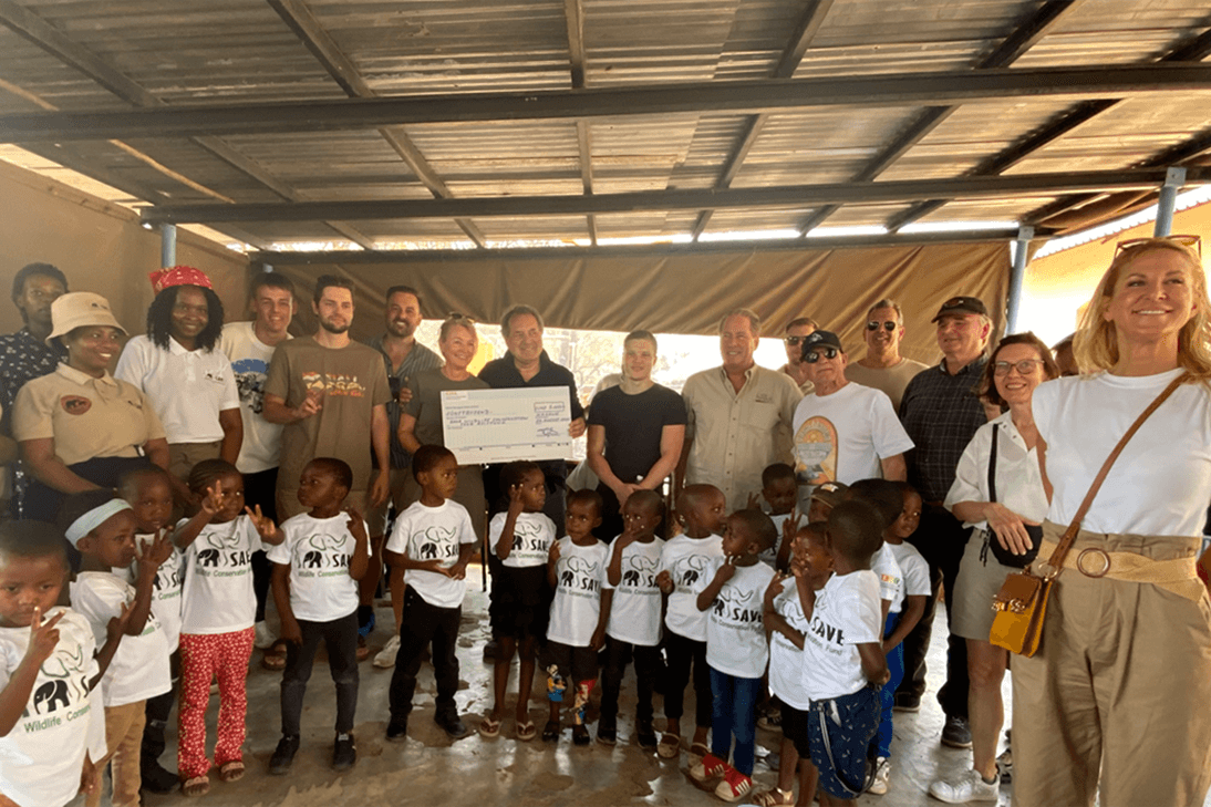 Die Teilnehmer des S-A-F-A-R-I-Kongress 2025 bei der Spendenübergabe für das Kinderprojekt „Bana Ba Ditlou“ der SAVE Wildlife Conservation Fund Stiftung.