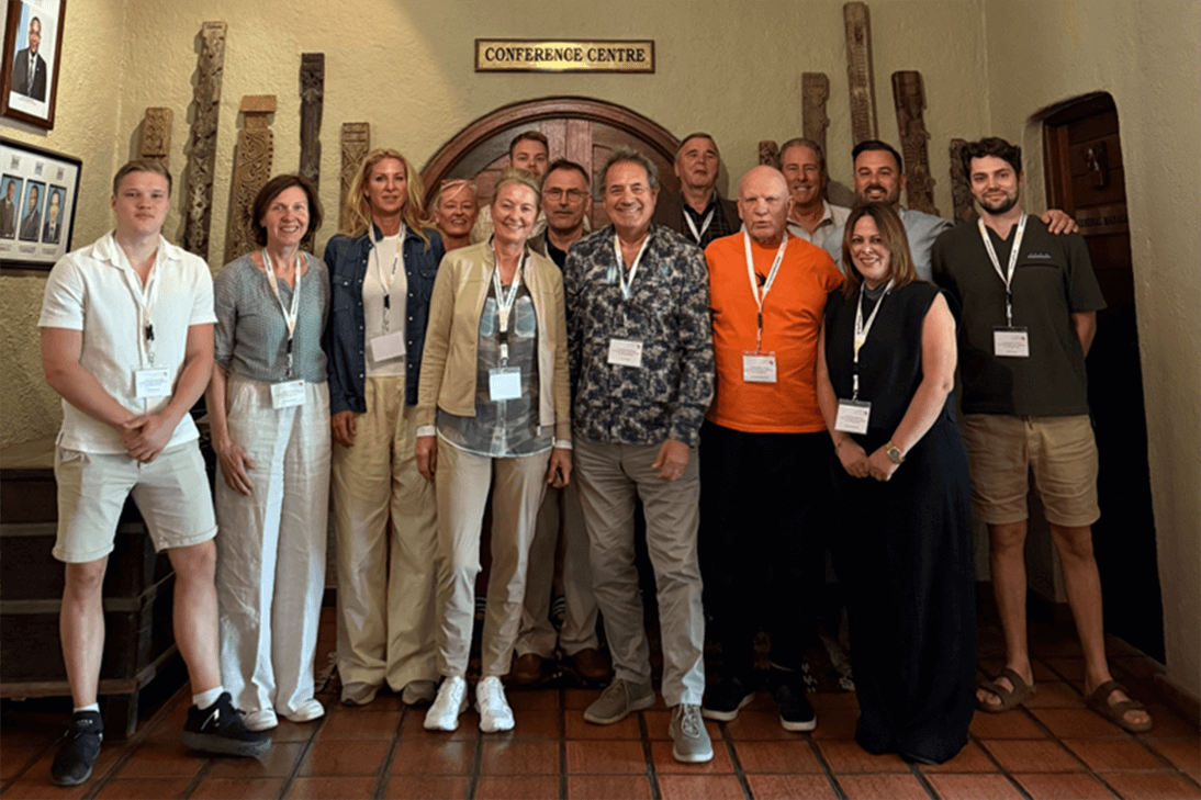 Die Teilnehmer des S-A-F-A-R-I-Kongress 2025 vor der „Chobe Game Lodge“, dem zweiten Kongressort in Botswana