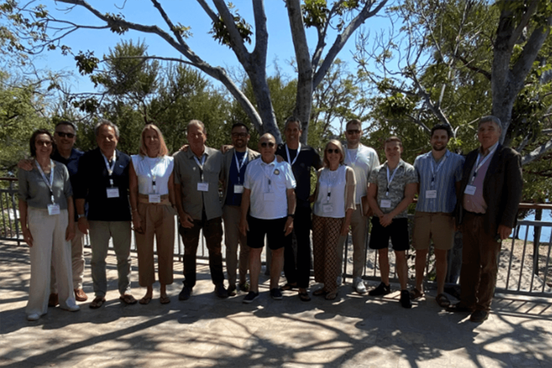 Die Teilnehmer des S-A-F-A-R-I-Kongress 2025 vor dem The River Palm Hotel,&amp;nbsp;dem ersten Kongressort&amp;nbsp;in Victoria Falls, Simbabwe