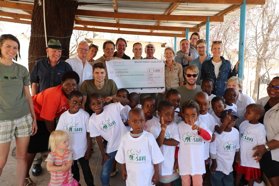 Die Teilnehmer des S-A-F-A-R-I-Kongress 2017 bei der Spendenübergabe für das Kinderprojekt „Bana Ba Ditlou“ der SAVE Wildlife Conservation Fund Stiftung.